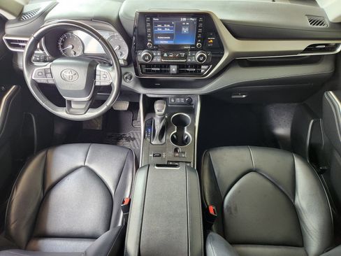 Used 2022 Toyota Highlander XLE FWD image 26