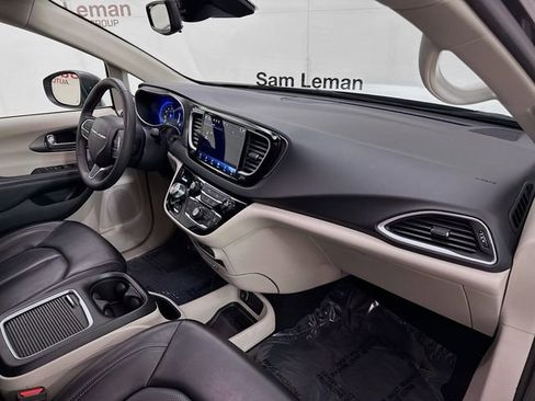 Used 2023 Chrysler Pacifica Touring-L image 28