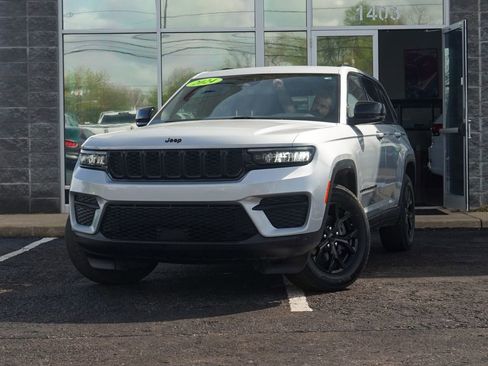 Used 2024 Jeep Grand Cherokee Altitude AWD/4WD image 6