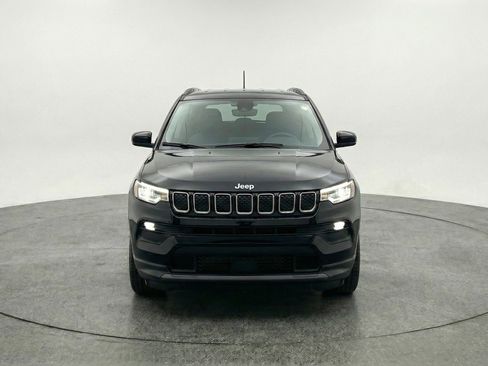Used 2025 Jeep Compass Latitude AWD/4WD image 2