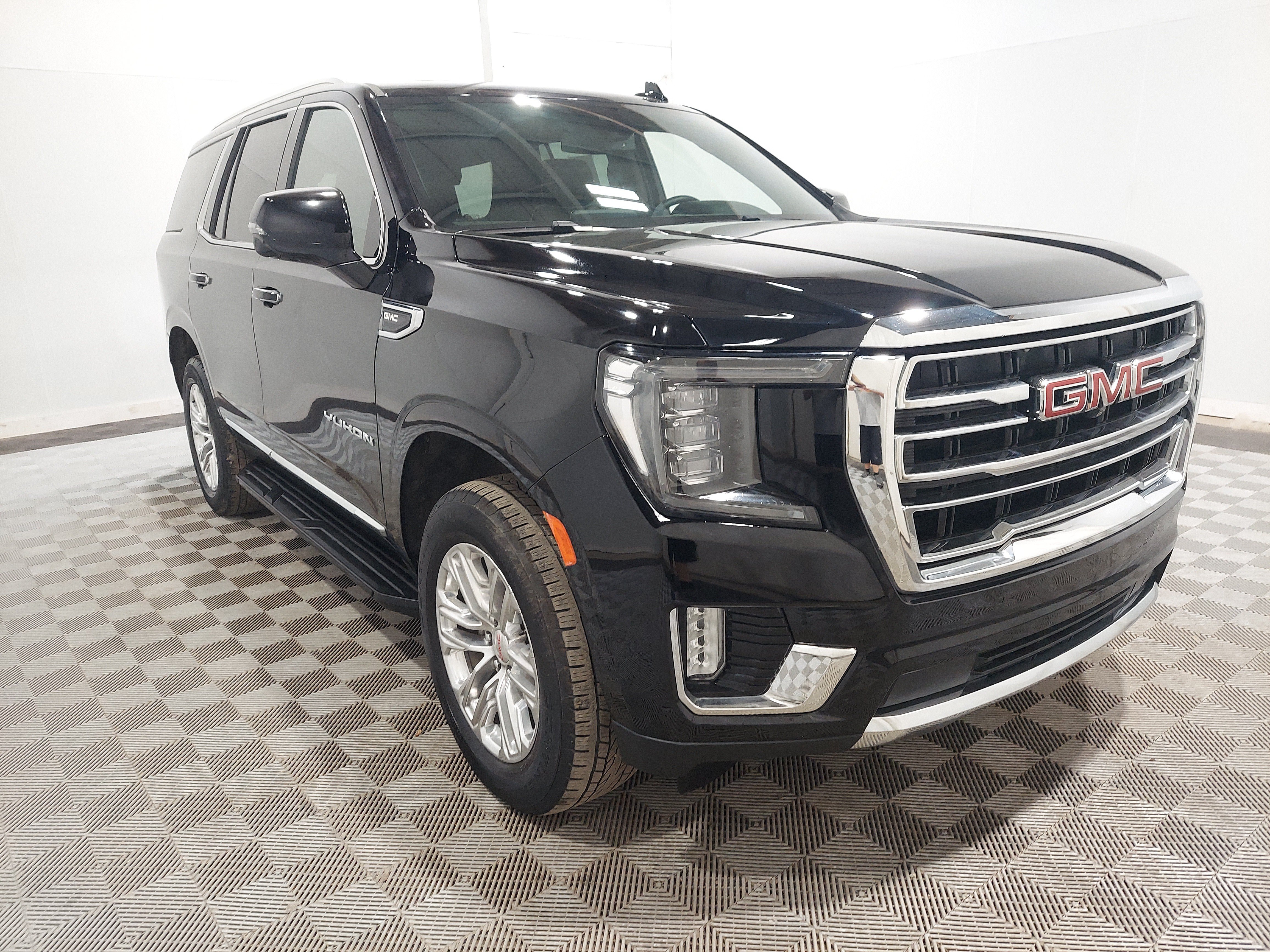 Used 2024 GMC Yukon SLT w/ SLT Luxury Package AWD/4WD image 4