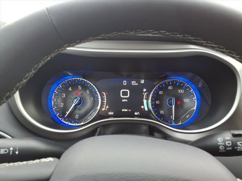 Used 2024 Chrysler Pacifica Touring-L image 17