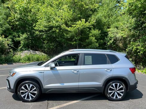 Used 2022 Volkswagen Taos SE FWD image 2