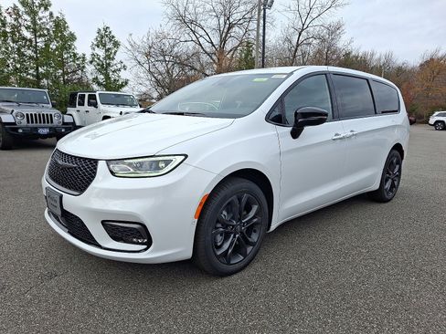 New 2026 Chrysler Pacifica Select image 2