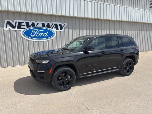 Used 2024 Jeep Grand Cherokee Limited w/ Luxury Tech Group II AWD/4WD image 1