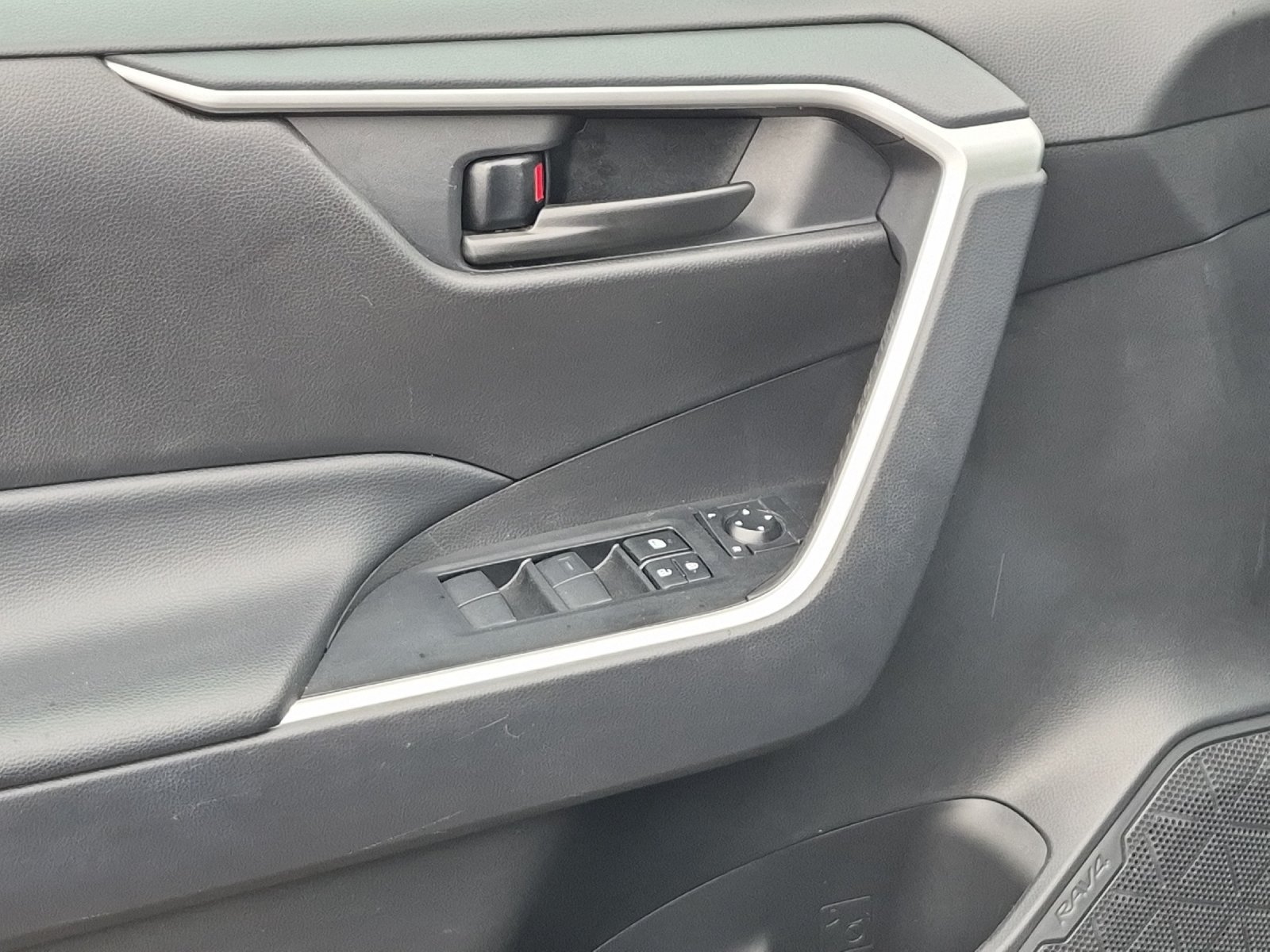 Used 2025 Toyota RAV4 LE AWD/4WD image 10