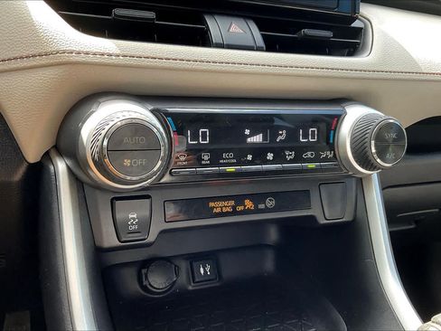 Used 2019 Toyota RAV4 XLE FWD image 32