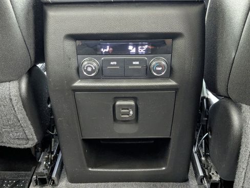 Used 2019 Chevrolet Traverse LT FWD image 17