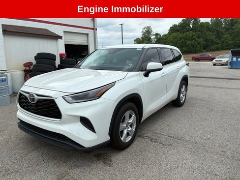 Used 2021 Toyota Highlander L FWD image 2