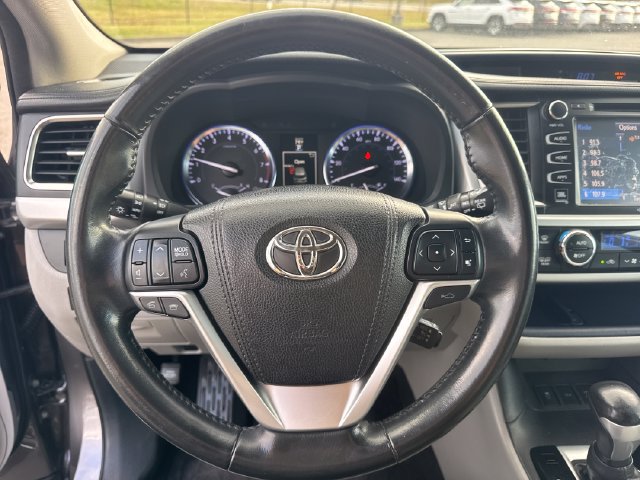 Used 2015 Toyota Highlander Limited w/ Driver Technology Package AWD/4WD image 28