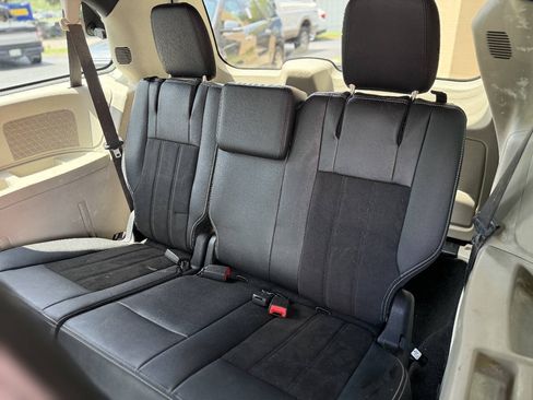 Used 2019 Dodge Grand Caravan SXT FWD image 12
