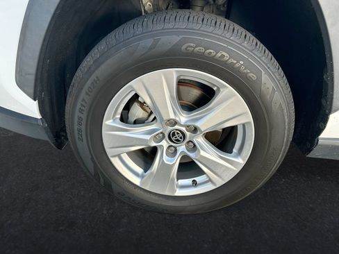 Used 2021 Toyota RAV4 XLE w/ Convenience Package FWD image 10