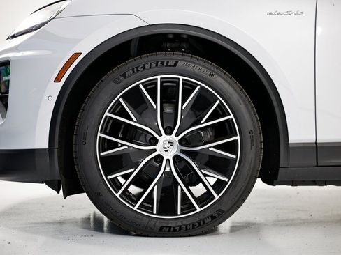 New 2025 Porsche Macan Electric image 12