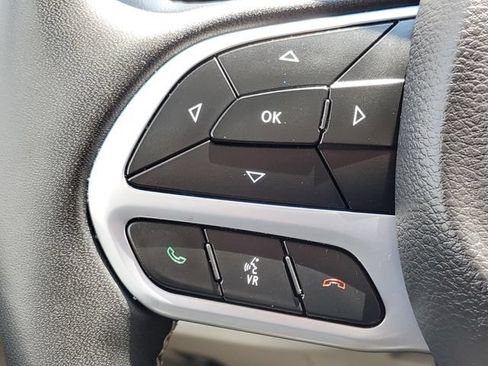 Used 2023 Chrysler Pacifica Touring-L FWD image 16