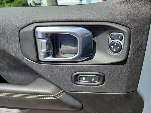 Used 2025 Jeep Wrangler Sahara image 19