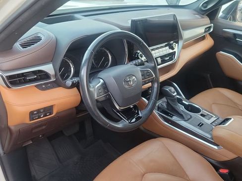 Used 2021 Toyota Highlander Platinum FWD image 9