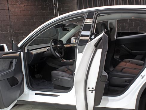 Used 2023 Tesla Model Y Long Range AWD/4WD image 19