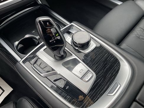 Certified 2022 BMW 750i xDrive w/ Luxury Rear Seating Package image 13