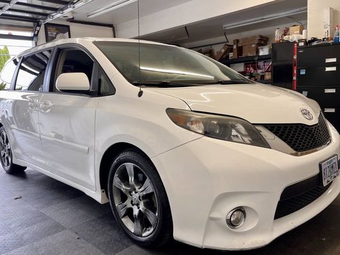 Used 2012 Toyota Sienna SE FWD image 6