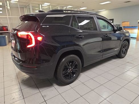 Used 2024 GMC Terrain SLE w/ Driver Convenience Package image 8