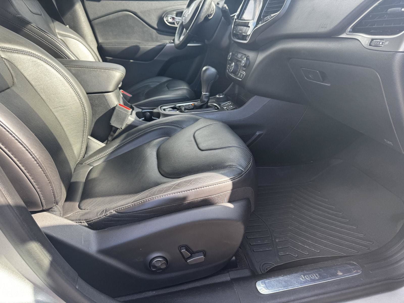 Used 2019 Jeep Cherokee Limited w/ Luxury Group AWD/4WD image 19