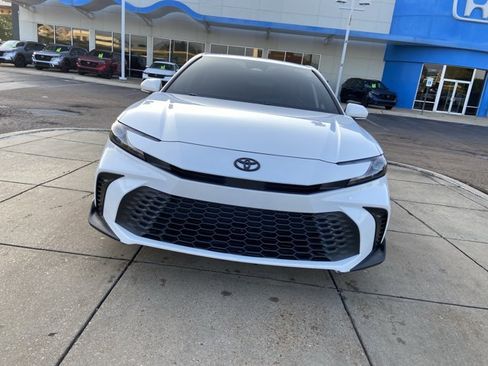 Used 2025 Toyota Camry SE FWD image 3