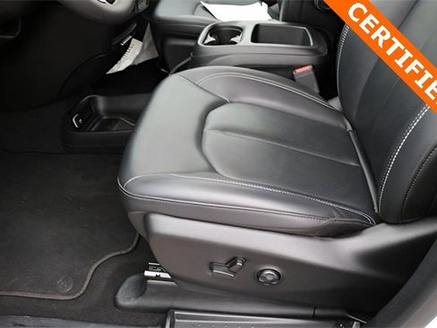 Used 2025 Chrysler Pacifica Select image 12