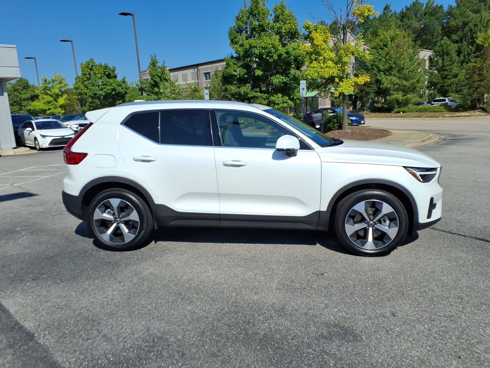 Used 2024 Volvo XC40 B5 Plus AWD/4WD image 2