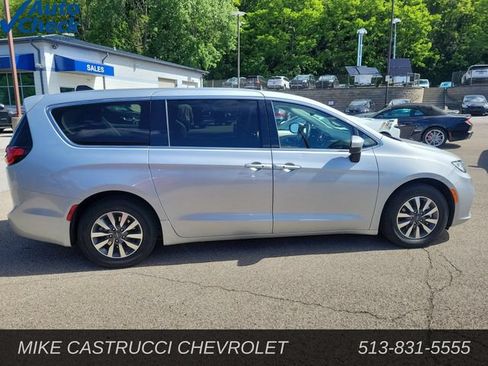 Used 2023 Chrysler Pacifica Touring-L FWD image 6