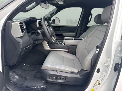 Used 2025 Toyota Tundra Limited AWD/4WD image 9