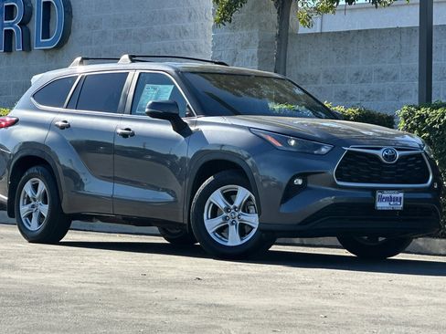 Used 2023 Toyota Highlander LE image 2