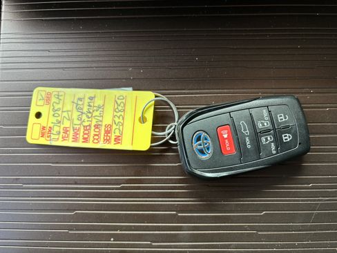 Used 2021 Toyota Sienna XLE w/ XLE Plus Package FWD image 32