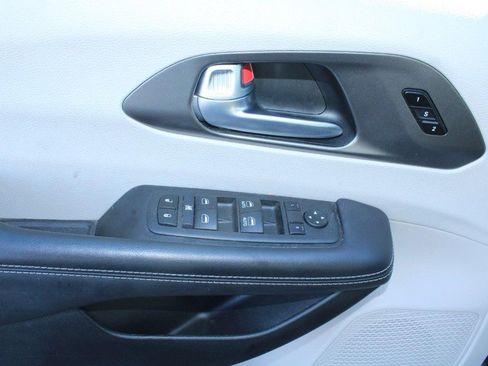 Used 2024 Chrysler Pacifica Touring-L image 10