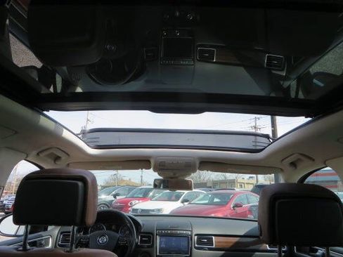Used 2016 Volkswagen Touareg Sport image 38