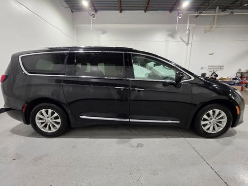 Used 2017 Chrysler Pacifica Touring-L Plus image 8