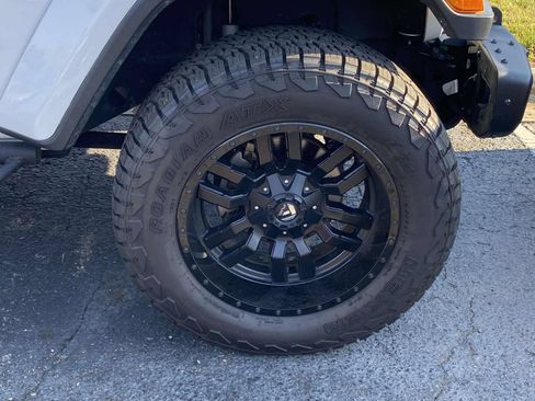 Used 2019 Jeep Wrangler Unlimited Sahara w/ Quick Order Package 24M Moab AWD/4WD image 9