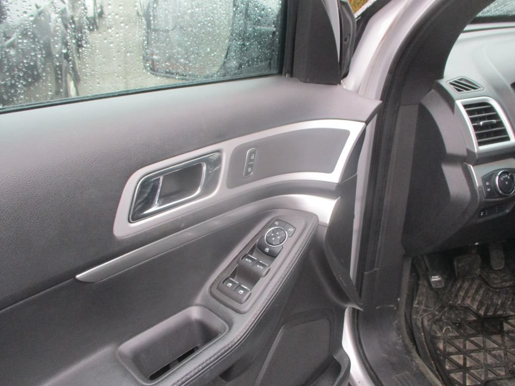 Used 2014 Ford Explorer XLT w/ Equipment Group 202A AWD/4WD image 8