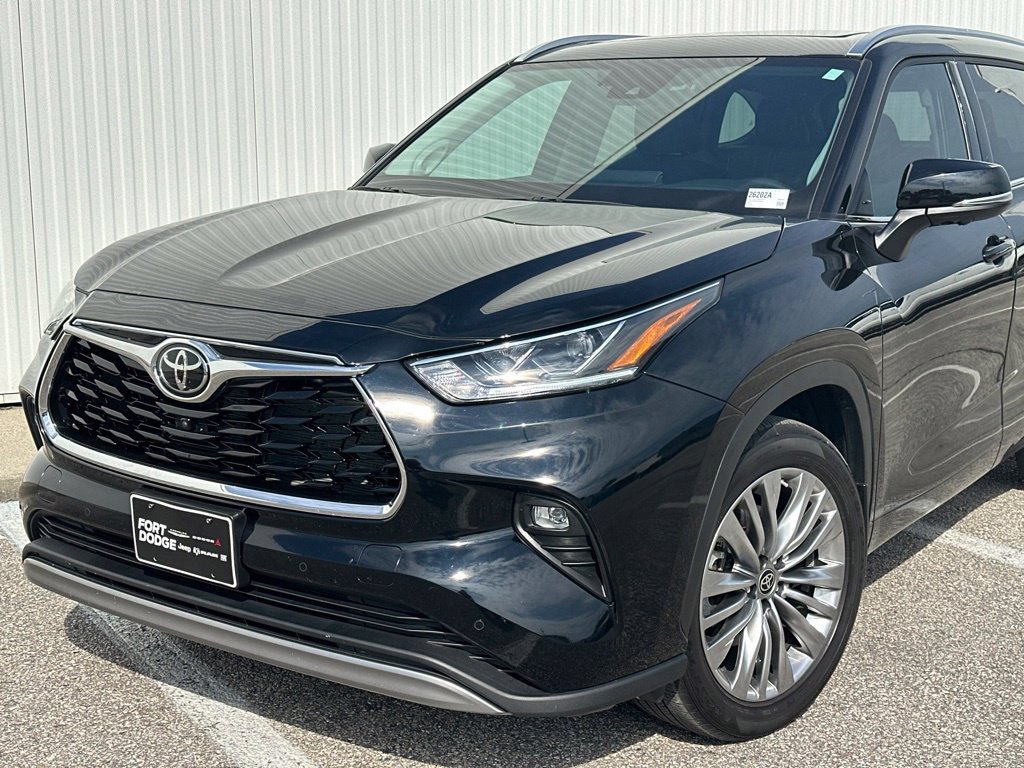 Used 2024 Toyota Highlander Platinum AWD/4WD image 2