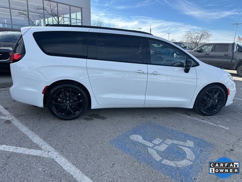 Used 2025 Chrysler Pacifica Limited image 36