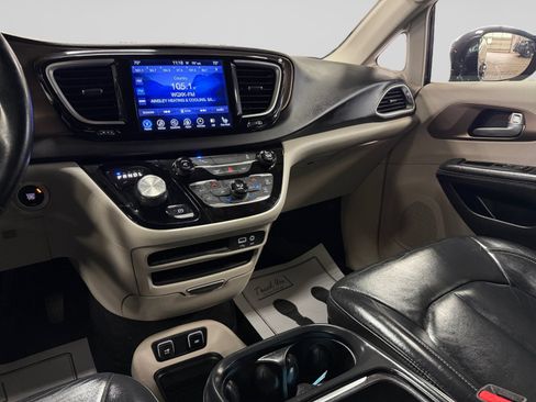 Used 2017 Chrysler Pacifica Touring-L FWD image 20