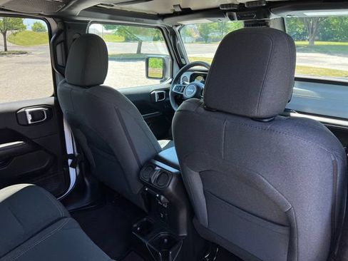 Used 2025 Jeep Wrangler Unlimited Sahara AWD/4WD image 34