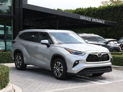 Used 2023 Toyota Highlander XLE FWD image 2