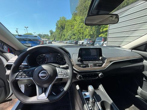 Used 2025 Nissan Altima 2.5 SV FWD image 29
