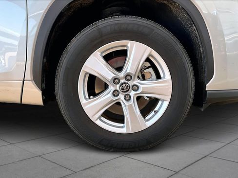 Used 2025 Toyota Highlander LE image 11