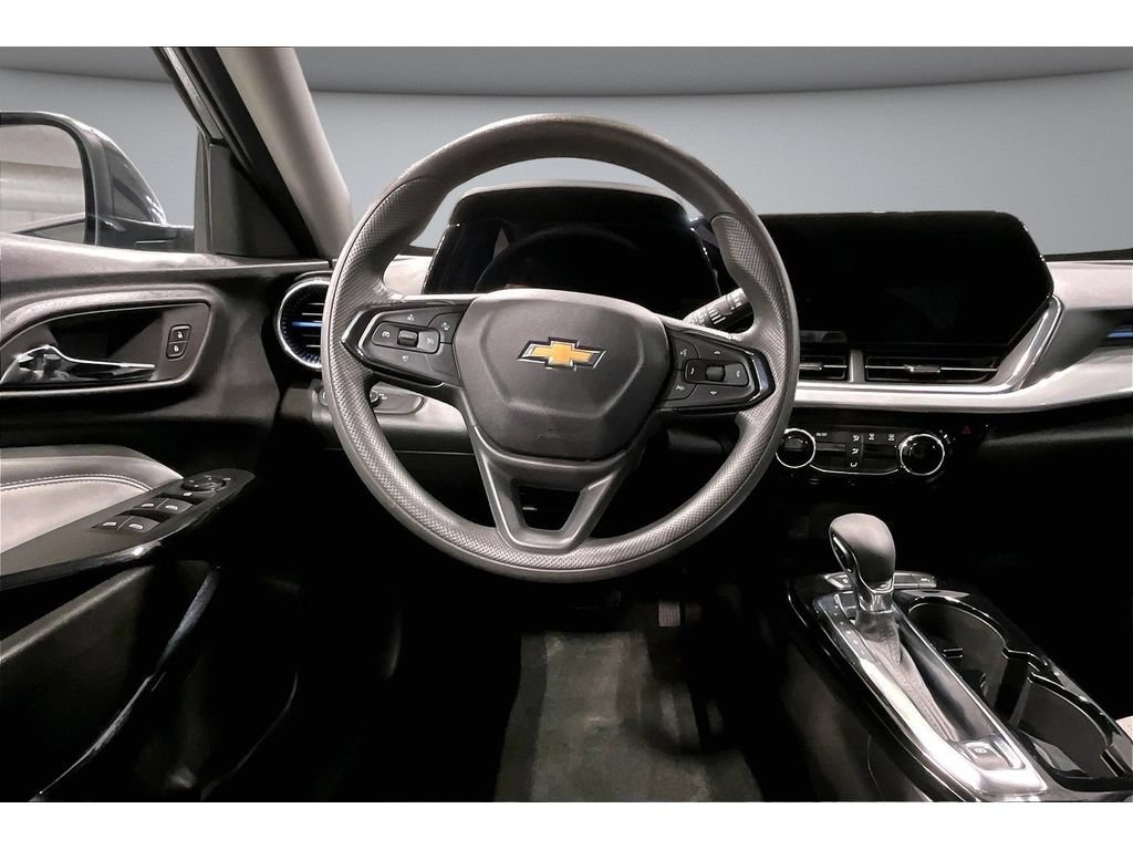 Used 2025 Chevrolet Trax LT FWD image 7