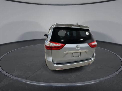 Used 2017 Toyota Sienna Limited Premium image 7