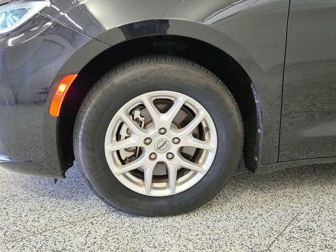 Used 2023 Chrysler Pacifica Touring-L FWD image 32