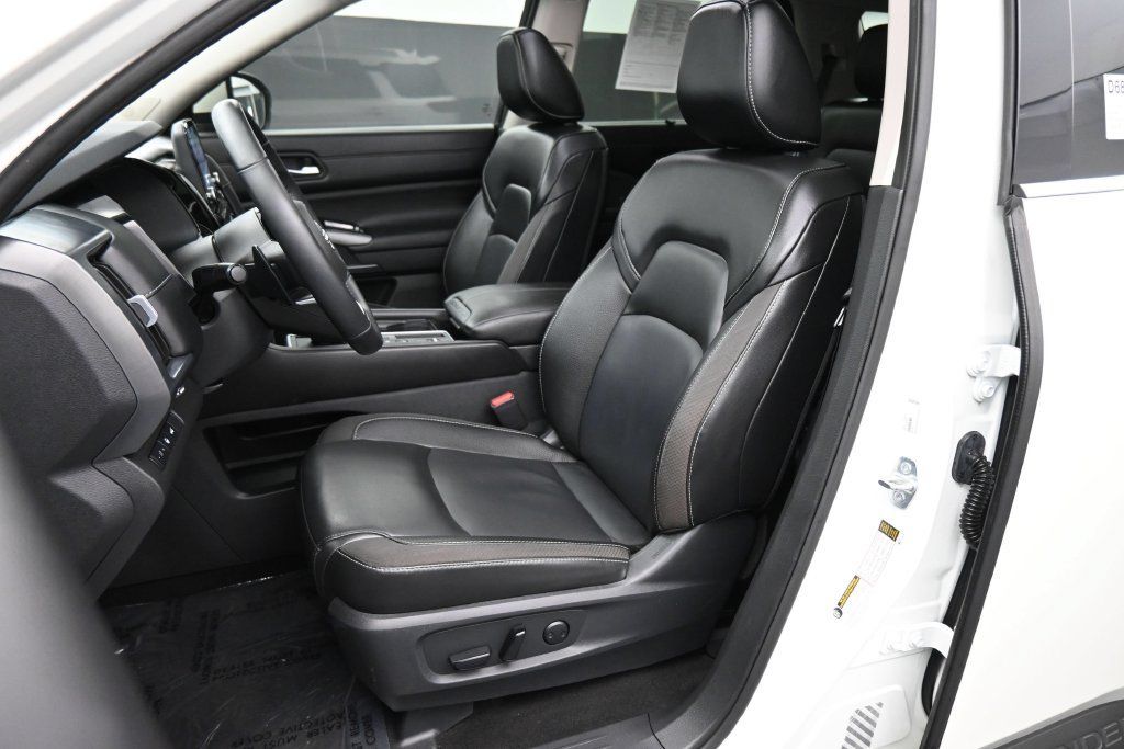 Used 2024 Nissan Pathfinder SL w/ SL Premium Package FWD image 16