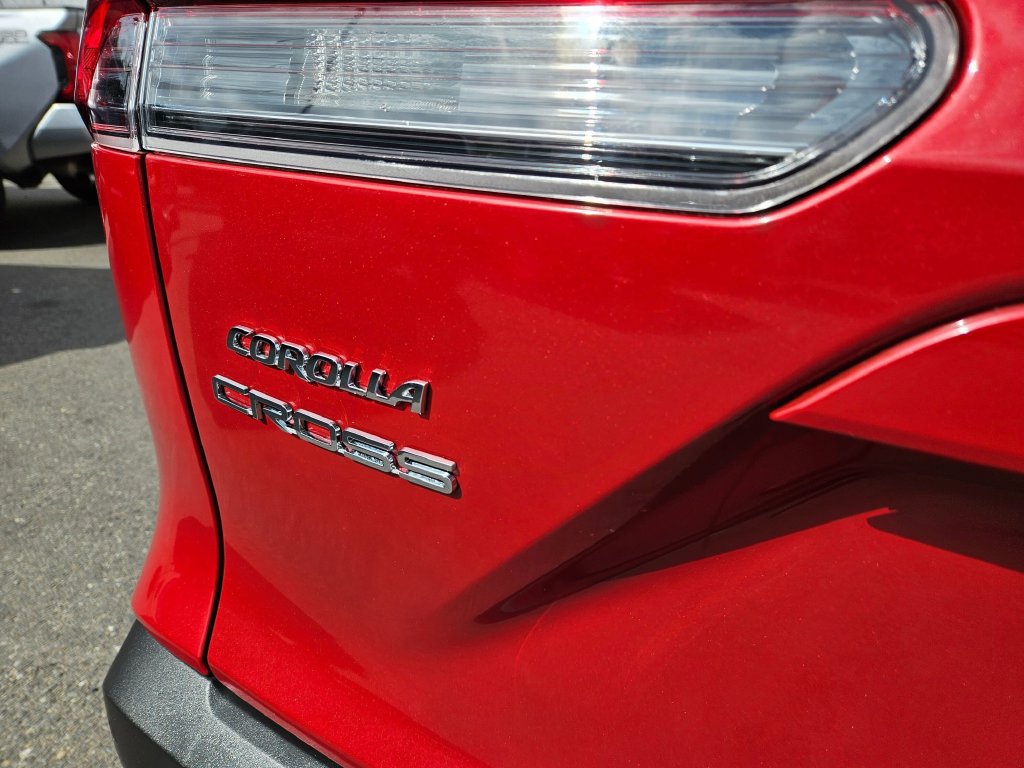 Certified 2022 Toyota Corolla Cross XLE w/ Black Badges Package (TMS) AWD/4WD image 18