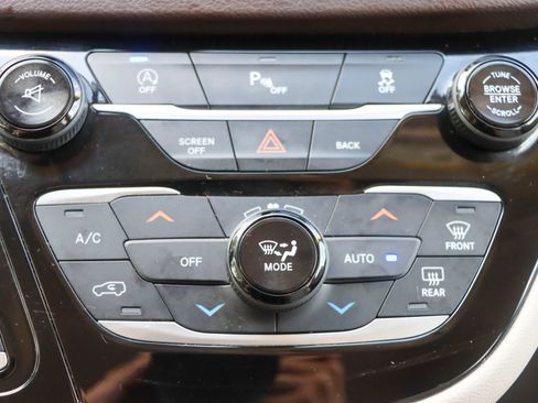 Used 2017 Chrysler Pacifica Touring-L FWD image 42